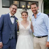 Zufriedenes Hochzeitspaar nach Feier mit DJ und Live Percussion