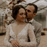 Glückliches Brautpaar nach Hochzeit in Schloss Diersfordt mit DJ Monobeats und voller Tanzfläche