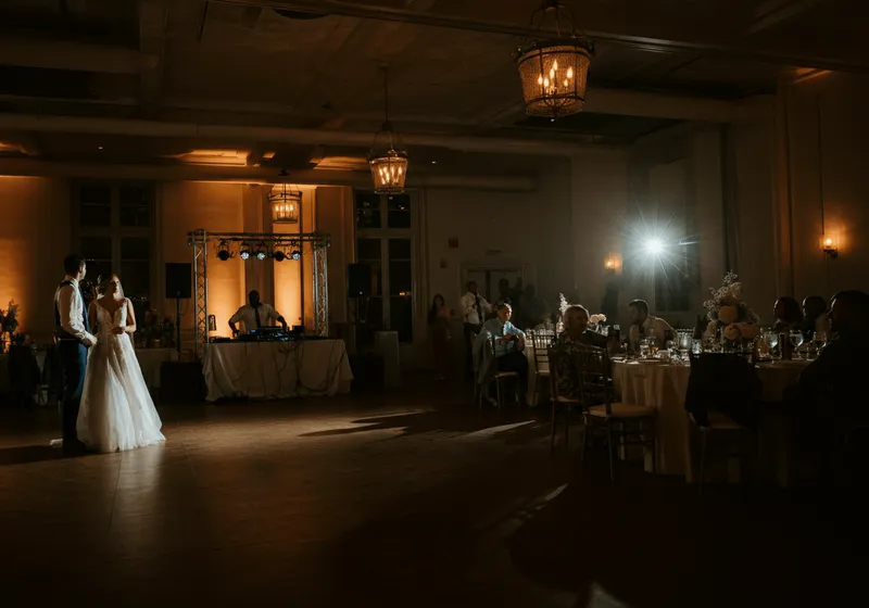 Leere Tanzfläche auf einer Hochzeit, das Brautpaar tanzt allein