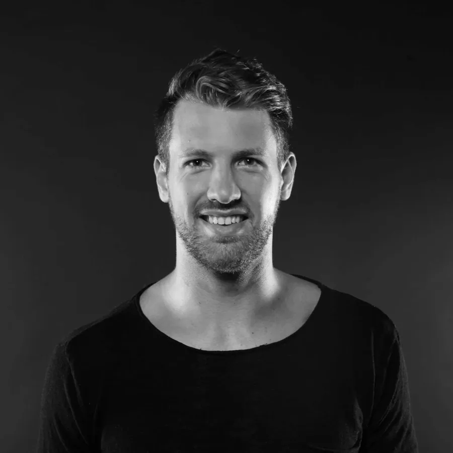 Professioneller Hochzeits DJ aus Münster mit Live Percussion für volle Tanzflächen