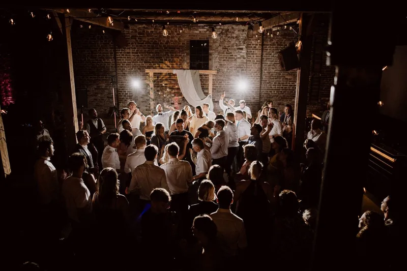 Volle Tanzfläche auf einer Hochzeitsparty mit Hochzeits-DJ aus Münster
