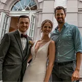Glückliches Brautpaar nach Hochzeit in Schloss Bensberg mit DJ Monobeats und voller Tanzfläche