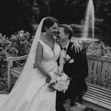 Glückliches Brautpaar nach Hochzeit in Düsseldorf mit DJ Monobeats und voller Tanzfläche